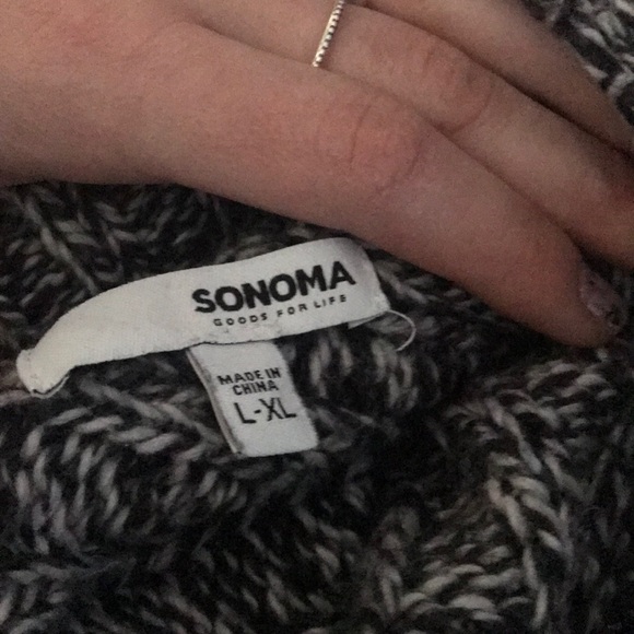 Knitted poncho - Picture 4 of 4